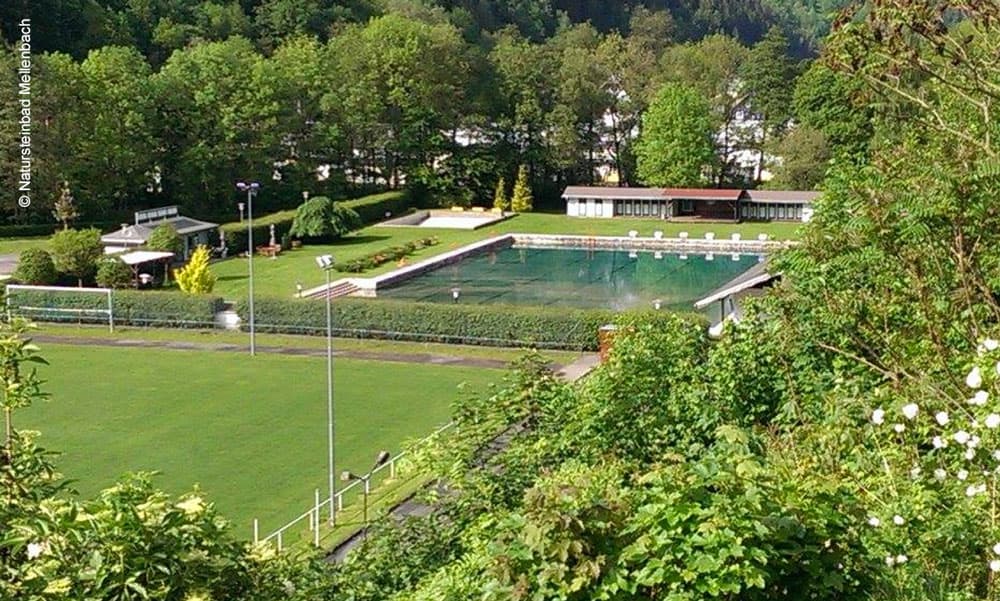 Natursteinbad Mellenbach - Blick auf das Schwimmbecken